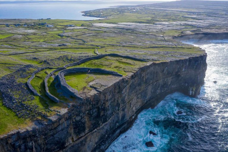 Dun-Aonghasa-view-back-across-inis-mor